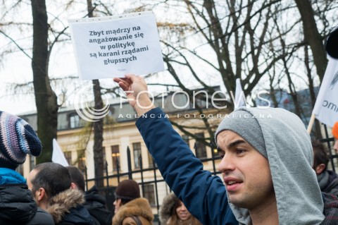  03.12.2015 WARSZAWA<br /> PIKIETA KOMITETU OBRONY DEMOKRACJI PRZECIWKO ZMIANOM W SKLADZIE TRYBUNALU KONSTYTUCYJNEGO <br />N/Z UCZESTNICY TRANSPARENT<br /> 