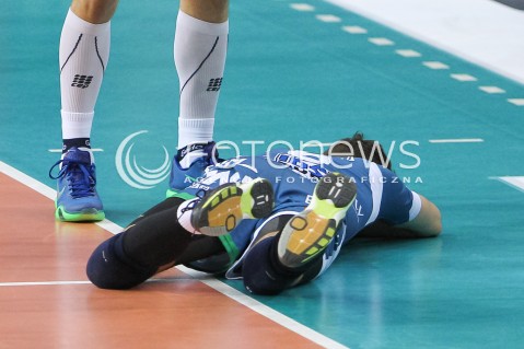  05.12.2015 RZESZOW<br />SIATKOWKA PLUSLIGA 2015/2016 MEN VOLLEYBALL POLAND POLISH PLUS LIGA LEAGUE SEASON 2015/2016<br />MECZ ASSECO RESOVIA RZESZOW - AZS POLITECHNIKA WARSZAWSKA<br />N/Z PAWEL HALABA BOL URAZ KONTUZJA<br /> 