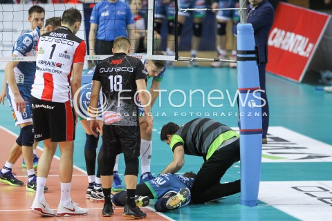  05.12.2015 RZESZOW<br />SIATKOWKA PLUSLIGA 2015/2016 MEN VOLLEYBALL POLAND POLISH PLUS LIGA LEAGUE SEASON 2015/2016<br />MECZ ASSECO RESOVIA RZESZOW - AZS POLITECHNIKA WARSZAWSKA<br />N/Z PAWEL HALABA BOL URAZ KONTUZJA<br /> 