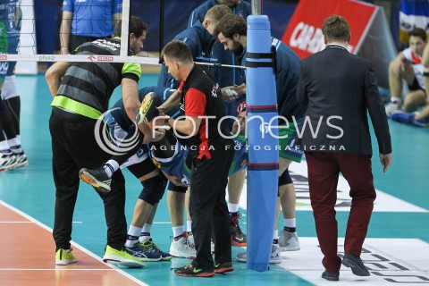  05.12.2015 RZESZOW<br />SIATKOWKA PLUSLIGA 2015/2016 MEN VOLLEYBALL POLAND POLISH PLUS LIGA LEAGUE SEASON 2015/2016<br />MECZ ASSECO RESOVIA RZESZOW - AZS POLITECHNIKA WARSZAWSKA<br />N/Z PAWEL HALABA BOL URAZ KONTUZJA<br /> 