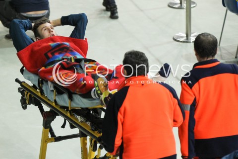  05.12.2015 RZESZOW<br />SIATKOWKA PLUSLIGA 2015/2016 MEN VOLLEYBALL POLAND POLISH PLUS LIGA LEAGUE SEASON 2015/2016<br />MECZ ASSECO RESOVIA RZESZOW - AZS POLITECHNIKA WARSZAWSKA<br />N/Z PAWEL HALABA BOL URAZ KONTUZJA NOSZE<br /> 