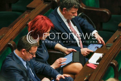  09.12.2015 WARSZAWA SEJM<br />CZWARTE POSIEDZENIE SEJMU VIII KADENCJI<br />N/Z POSLOWIE W TRAKCIE OBRAD TABLETY TABLET<br /> 
