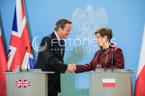  10.12.2015 WARSZAWA<br />WIZYTA PREMIERA WIELKIEJ BRYTANII<br />KONFERENCJA PRASOWA<br />N/Z PREMIER WIELKIEJ BRYTANII DAVID CAMERON PREMIER RP BEATA SZYDLO USCISK DLONI<br /> 