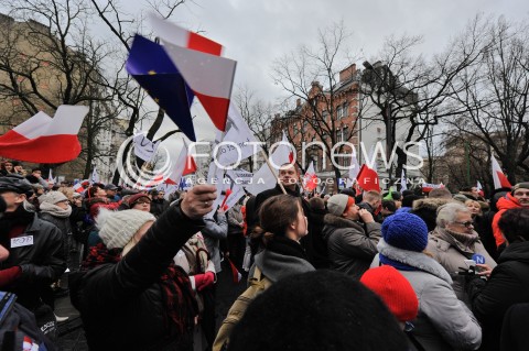  12.12.2015 WARSZAWA<br />MANIFESTACJA W OBRONIE TRYBYNALU KONSTYTUCYJNEGO<br />N/Z UCZESTNICY MANIFESTACJI<br /> 