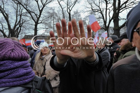  12.12.2015 WARSZAWA<br />MANIFESTACJA W OBRONIE TRYBYNALU KONSTYTUCYJNEGO<br />N/Z UCZESTNICY MANIFESTACJI<br /> 