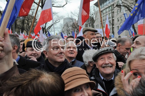  12.12.2015 WARSZAWA<br />MANIFESTACJA W OBRONIE TRYBYNALU KONSTYTUCYJNEGO<br />N/Z JANUSZ ONYSZKIEWICZ CEZARY GRABARCZYK ROMAN GIERTYCH MARCIN KIERWINSKI<br /> 