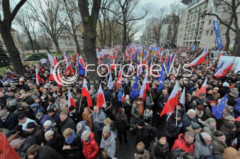  12.12.2015 WARSZAWA<br />MANIFESTACJA W OBRONIE TRYBYNALU KONSTYTUCYJNEGO<br />N/Z UCZESTNICY MANIFESTACJI<br /> 