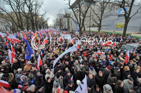  12.12.2015 WARSZAWA<br />MANIFESTACJA W OBRONIE TRYBYNALU KONSTYTUCYJNEGO<br />N/Z UCZESTNICY MANIFESTACJI<br /> 
