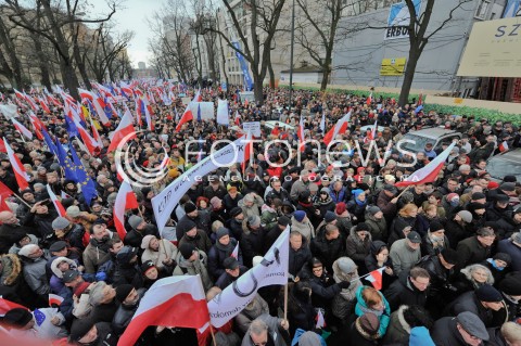  12.12.2015 WARSZAWA<br />MANIFESTACJA W OBRONIE TRYBYNALU KONSTYTUCYJNEGO<br />N/Z UCZESTNICY MANIFESTACJI<br /> 