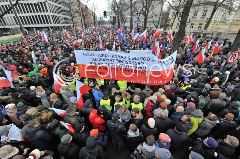  12.12.2015 WARSZAWA<br />MANIFESTACJA W OBRONIE TRYBYNALU KONSTYTUCYJNEGO<br />N/Z UCZESTNICY MANIFESTACJI<br /> 