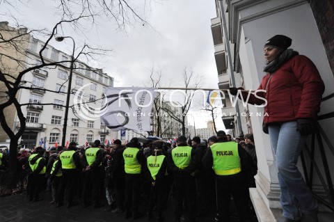  12.12.2015 WARSZAWA<br />MANIFESTACJA W OBRONIE TRYBYNALU KONSTYTUCYJNEGO<br />N/Z POLICJA UCZESTNICY MANIFESTACJI<br /> 