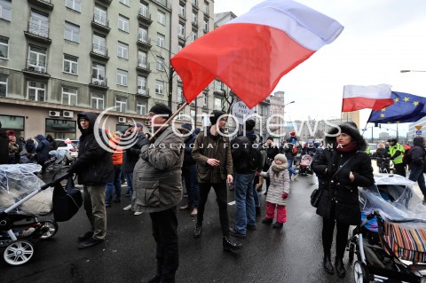 12.12.2015 WARSZAWA<br />MANIFESTACJA W OBRONIE TRYBYNALU KONSTYTUCYJNEGO<br />N/Z UCZESTNICY MANIFESTACJI<br /> 