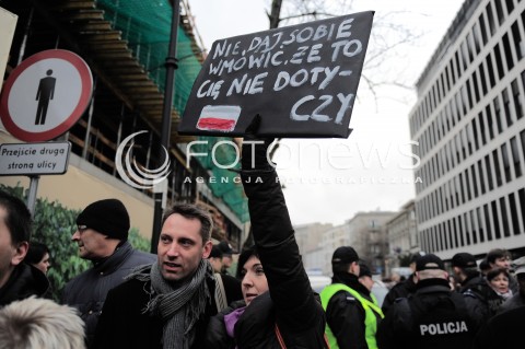  12.12.2015 WARSZAWA<br />MANIFESTACJA W OBRONIE TRYBYNALU KONSTYTUCYJNEGO<br />N/Z UCZESTNICY MANIFESTACJI<br /> 
