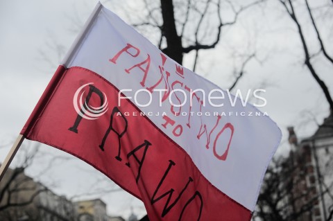  12.12.2015 WARSZAWA<br />MANIFESTACJA W OBRONIE TRYBYNALU KONSTYTUCYJNEGO<br />N/Z UCZESTNICY MANIFESTACJI<br /> 