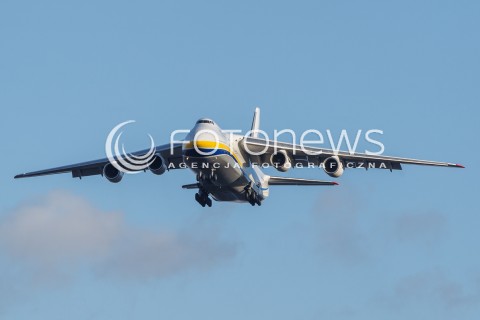  12.12.2015 RZESZOW LOTNISKO JASIONKA<br />LADOWANIE SAMOLOTU TRANSPORTOWEGO ANTONOV AN-124 RUSLAN LINII LOTNICZYCH ANTONOV AIRLINES ( ANTONOV DESIGN BUREAU ) W PORCIE LOTNICZYM RZESZOW JASIONKA. TO JEDEN Z NAJWIEKSZYCH NA SWIECIE SAMOLOTOW TRANSPORTOWYCH. MAKSYMALNA MASA DO STARTU TO BLISKO 400 TON. <br />N/Z SAMOLOT ANTONOV AN-124 RUSLAN REJESTRACJA UR-82073<br /> 