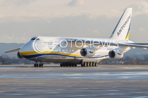  12.12.2015 RZESZOW LOTNISKO JASIONKA<br />SAMOLOT TRANSPORTOWY ANTONOV AN-124 RUSLAN LINII LOTNICZYCH ANTONOV AIRLINES ( ANTONOV DESIGN BUREAU ) NA PLYCIE PORTU LOTNICZEGO RZESZOW JASIONKA. TO JEDEN Z NAJWIEKSZYCH NA SWIECIE SAMOLOTOW TRANSPORTOWYCH. MAKSYMALNA MASA DO STARTU TO BLISKO 400 TON. <br />N/Z SAMOLOT ANTONOV AN-124 RUSLAN REJESTRACJA UR-82073<br /> 