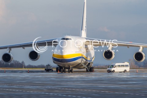  12.12.2015 RZESZOW LOTNISKO JASIONKA<br />SAMOLOT TRANSPORTOWY ANTONOV AN-124 RUSLAN LINII LOTNICZYCH ANTONOV AIRLINES ( ANTONOV DESIGN BUREAU ) NA PLYCIE PORTU LOTNICZEGO RZESZOW JASIONKA. TO JEDEN Z NAJWIEKSZYCH NA SWIECIE SAMOLOTOW TRANSPORTOWYCH. MAKSYMALNA MASA DO STARTU TO BLISKO 400 TON. <br />N/Z SAMOLOT ANTONOV AN-124 RUSLAN REJESTRACJA UR-82073<br /> 
