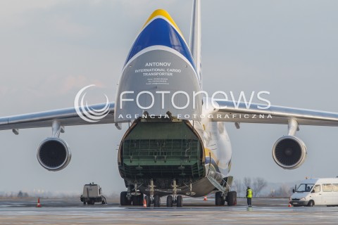  12.12.2015 RZESZOW LOTNISKO JASIONKA<br />SAMOLOT TRANSPORTOWY ANTONOV AN-124 RUSLAN LINII LOTNICZYCH ANTONOV AIRLINES ( ANTONOV DESIGN BUREAU ) NA PLYCIE PORTU LOTNICZEGO RZESZOW JASIONKA. TO JEDEN Z NAJWIEKSZYCH NA SWIECIE SAMOLOTOW TRANSPORTOWYCH. MAKSYMALNA MASA DO STARTU TO BLISKO 400 TON. <br />N/Z SAMOLOT ANTONOV AN-124 RUSLAN REJESTRACJA UR-82073<br /> 