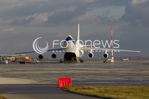  12.12.2015 RZESZOW LOTNISKO JASIONKA<br />SAMOLOT TRANSPORTOWY ANTONOV AN-124 RUSLAN LINII LOTNICZYCH ANTONOV AIRLINES ( ANTONOV DESIGN BUREAU ) NA PLYCIE PORTU LOTNICZEGO RZESZOW JASIONKA. TO JEDEN Z NAJWIEKSZYCH NA SWIECIE SAMOLOTOW TRANSPORTOWYCH. MAKSYMALNA MASA DO STARTU TO BLISKO 400 TON. <br />N/Z SAMOLOT ANTONOV AN-124 RUSLAN REJESTRACJA UR-82073<br /> 