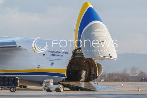  12.12.2015 RZESZOW LOTNISKO JASIONKA<br />SAMOLOT TRANSPORTOWY ANTONOV AN-124 RUSLAN LINII LOTNICZYCH ANTONOV AIRLINES ( ANTONOV DESIGN BUREAU ) NA PLYCIE PORTU LOTNICZEGO RZESZOW JASIONKA. TO JEDEN Z NAJWIEKSZYCH NA SWIECIE SAMOLOTOW TRANSPORTOWYCH. MAKSYMALNA MASA DO STARTU TO BLISKO 400 TON. <br />N/Z SAMOLOT ANTONOV AN-124 RUSLAN REJESTRACJA UR-82073<br /> 
