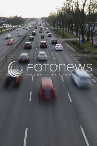  14.12.2015 WARSZAWA <br />ZDJECIE ILUSTRACYJNE<br />N/Z ULICA PULAWSKA POLUDNIOWY WYJAZD Z WARSZAWY W STRONE PIASECZNA<br /> 