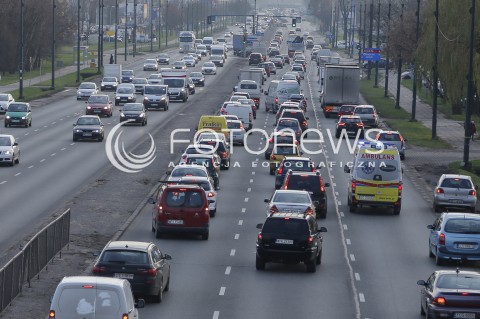  14.12.2015 WARSZAWA <br />ZDJECIE ILUSTRACYJNE<br />N/Z ULICA PULAWSKA POLUDNIOWY WYJAZD Z WARSZAWY W STRONE PIASECZNA<br /> 