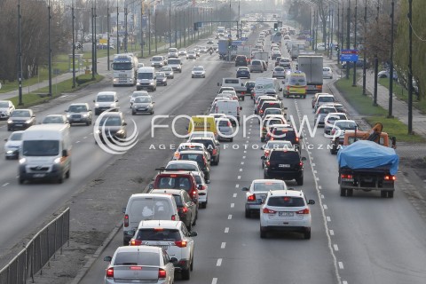  14.12.2015 WARSZAWA <br />ZDJECIE ILUSTRACYJNE<br />N/Z ULICA PULAWSKA POLUDNIOWY WYJAZD Z WARSZAWY W STRONE PIASECZNA<br /> 