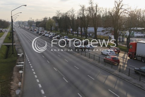  14.12.2015 WARSZAWA <br />ZDJECIE ILUSTRACYJNE<br />N/Z ULICA PULAWSKA POLUDNIOWY WYJAZD Z WARSZAWY W STRONE PIASECZNA<br /> 