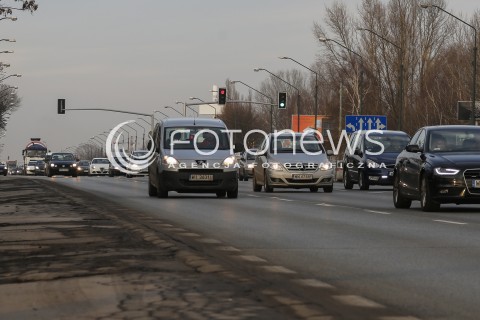  14.12.2015 WARSZAWA <br />ZDJECIE ILUSTRACYJNE<br />N/Z ULICA PULAWSKA POLUDNIOWY WYJAZD Z WARSZAWY W STRONE PIASECZNA<br /> 