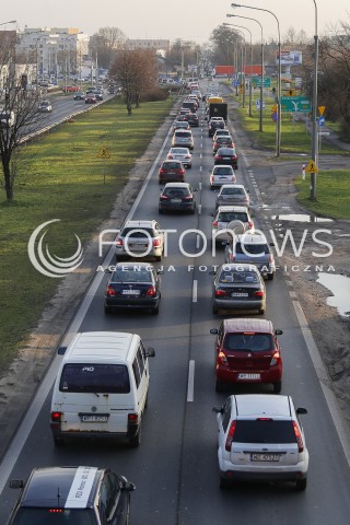  14.12.2015 WARSZAWA <br />ZDJECIE ILUSTRACYJNE<br />N/Z ULICA PULAWSKA POLUDNIOWY WYJAZD Z WARSZAWY W STRONE PIASECZNA<br /> 