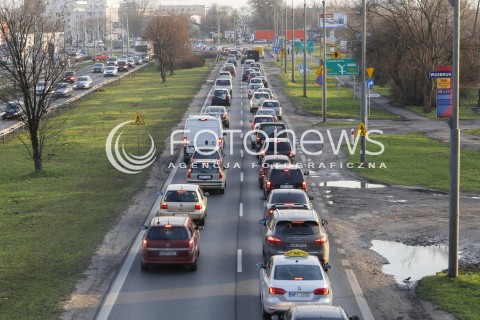  14.12.2015 WARSZAWA <br />ZDJECIE ILUSTRACYJNE<br />N/Z ULICA PULAWSKA POLUDNIOWY WYJAZD Z WARSZAWY W STRONE PIASECZNA<br /> 