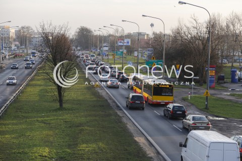  14.12.2015 WARSZAWA <br />ZDJECIE ILUSTRACYJNE<br />N/Z ULICA PULAWSKA POLUDNIOWY WYJAZD Z WARSZAWY W STRONE PIASECZNA<br /> 
