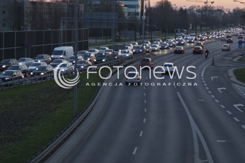  14.12.2015 WARSZAWA <br />ZDJECIE ILUSTRACYJNE<br />N/Z ULICA PULAWSKA POLUDNIOWY WYJAZD Z WARSZAWY W STRONE PIASECZNA<br /> 