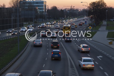  14.12.2015 WARSZAWA <br />ZDJECIE ILUSTRACYJNE<br />N/Z ULICA PULAWSKA POLUDNIOWY WYJAZD Z WARSZAWY W STRONE PIASECZNA<br /> 