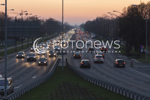  14.12.2015 WARSZAWA <br />ZDJECIE ILUSTRACYJNE<br />N/Z ULICA PULAWSKA POLUDNIOWY WYJAZD Z WARSZAWY W STRONE PIASECZNA<br /> 