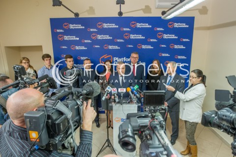  14.12.2015 RZESZOW<br />WIZYTA KANDYDATA NA SZEFA PLATFORMY OBYWATELSKIEJ GRZEGORZA SCHETYNY W RZESZOWIE<br />N/Z GRZEGORZ SCHETYNA MEDIA DZIENNIKARZE KAMERY<br /> 