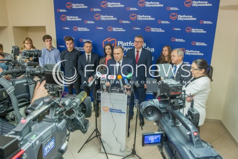  14.12.2015 RZESZOW<br />WIZYTA KANDYDATA NA SZEFA PLATFORMY OBYWATELSKIEJ GRZEGORZA SCHETYNY W RZESZOWIE<br />N/Z GRZEGORZ SCHETYNA MEDIA DZIENNIKARZE KAMERY<br /> 