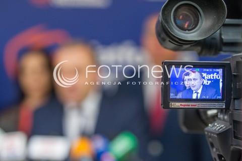  14.12.2015 RZESZOW<br />WIZYTA KANDYDATA NA SZEFA PLATFORMY OBYWATELSKIEJ GRZEGORZA SCHETYNY W RZESZOWIE<br />N/Z GRZEGORZ SCHETYNA KAMERA<br /> 