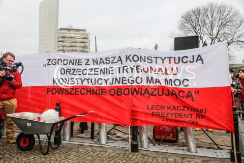  19.12.2015 WARSZAWA <br />MANIFESTACJA POD SEJMEM W OBRONIE DEMOKRACJI <br />N/Z BANERY TRANSPARENTY<br /> 