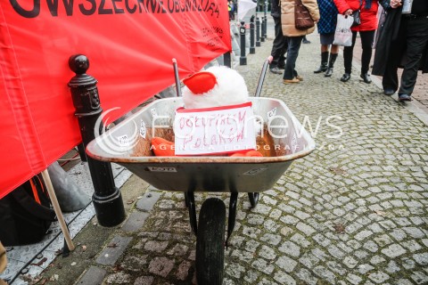  19.12.2015 WARSZAWA <br />MANIFESTACJA POD SEJMEM W OBRONIE DEMOKRACJI <br />N/Z BANERY TRANSPARENTY<br /> 