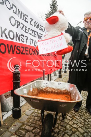  19.12.2015 WARSZAWA <br />MANIFESTACJA POD SEJMEM W OBRONIE DEMOKRACJI <br />N/Z BANERY TRANSPARENTY<br /> 