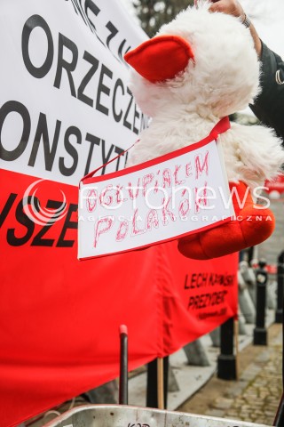  19.12.2015 WARSZAWA <br />MANIFESTACJA POD SEJMEM W OBRONIE DEMOKRACJI <br />N/Z BANERY TRANSPARENTY<br /> 