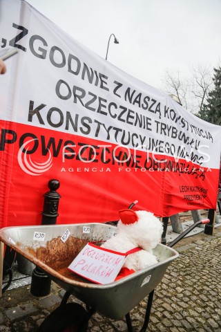  19.12.2015 WARSZAWA <br />MANIFESTACJA POD SEJMEM W OBRONIE DEMOKRACJI <br />N/Z BANERY TRANSPARENTY<br /> 