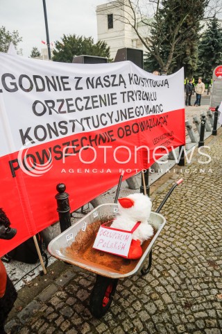  19.12.2015 WARSZAWA <br />MANIFESTACJA POD SEJMEM W OBRONIE DEMOKRACJI <br />N/Z BANERY TRANSPARENTY<br /> 