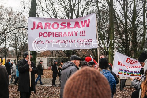  19.12.2015 WARSZAWA <br />MANIFESTACJA POD SEJMEM W OBRONIE DEMOKRACJI <br />N/Z BANERY TRANSPARENTY<br /> 