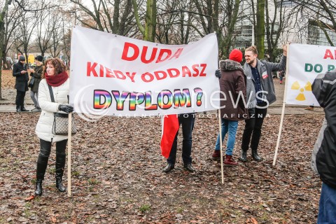  19.12.2015 WARSZAWA <br />MANIFESTACJA POD SEJMEM W OBRONIE DEMOKRACJI <br />N/Z BANERY TRANSPARENTY<br /> 