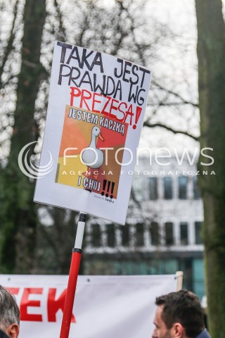  19.12.2015 WARSZAWA <br />MANIFESTACJA POD SEJMEM W OBRONIE DEMOKRACJI <br />N/Z BANERY TRANSPARENTY<br /> 