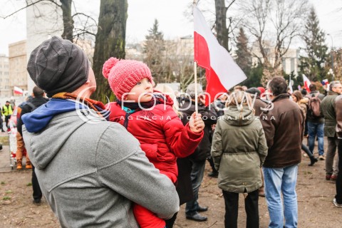  19.12.2015 WARSZAWA <br />MANIFESTACJA POD SEJMEM W OBRONIE DEMOKRACJI <br />N/Z BANERY TRANSPARENTY<br /> 