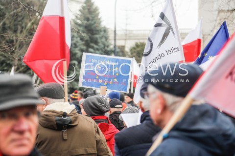  19.12.2015 WARSZAWA <br />MANIFESTACJA POD SEJMEM W OBRONIE DEMOKRACJI <br />N/Z BANERY TRANSPARENTY<br /> 