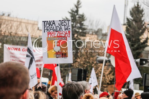  19.12.2015 WARSZAWA <br />MANIFESTACJA POD SEJMEM W OBRONIE DEMOKRACJI <br />N/Z BANERY TRANSPARENTY<br /> 